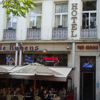 レストランの横に入口が有り、フロントは２階です。