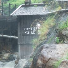 そのつぼ湯。暑いです。川の水で混ぜます。