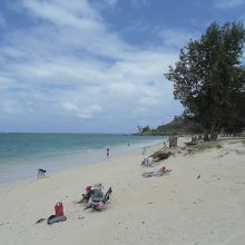 川を挟んで東側のビーチからラニカイ側を見た景色