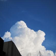 ん？入道雲？何せ、屋根がないのでね。案の定雨に降られる。