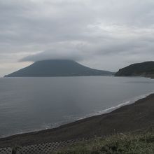 傘雲がかかる開聞岳