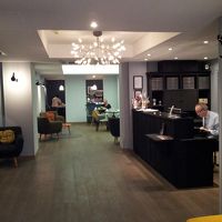 フロントと奥がロビー