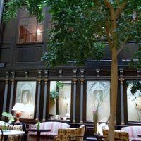 中庭にガラスの天井をはったロビー。明るく、開放感と落ち着きが