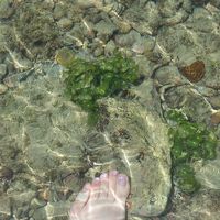 透明度抜群。遠浅の海が延々と続きます。汚い足ですみません。