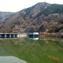 奥矢作湖とダムの景観。