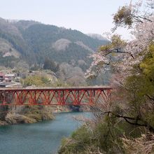 矢作川上流に架かる赤い橋。