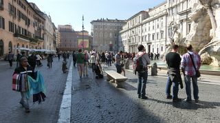 大勢の人が出たり入ったり、速く立ち去る人永く留まる人