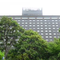 緑の木々の森に囲まれたグランドプリンス