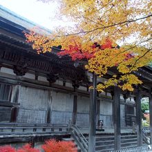 国宝本堂と紅葉の近景。