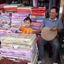 おじいちゃんと店番する女の子