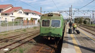 のどかな風景を走る単線路線