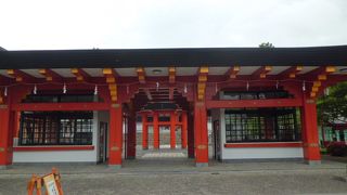 朱色を基調としたお寺