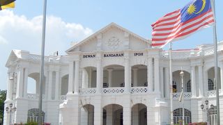 鉄道駅の正面に建つ白亜の建物