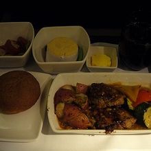 食事は中距離線より簡素ですが、メインは2種類から選べました