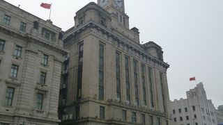 中山東一路と東漢路の交差点、時計台が目印です。