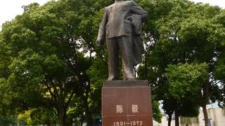 1949年の「上海解放」から65年。初代市長陳毅の銅像。