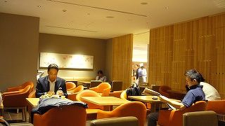 8月まではサクララウンジ内の優先スペースで代用です