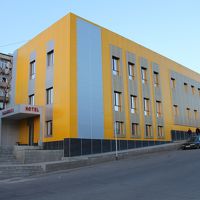 ホテルの外観。とにかく黄色いです。