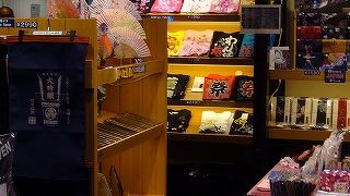 Tシャツだけでなく扇子も種類豊富