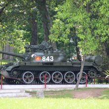 この戦車(レプリカ)が4月30日に門を破った