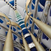 吹き抜けの柱まで金色です