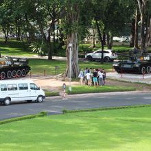 正門に突入したT-54