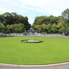 この道の向こうに動物園があるのだ。次回は行こう!!