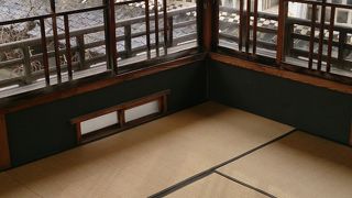 女子部屋の開放感あり、窓ガラスからたくさん光の入る部屋は明るくて驚いた