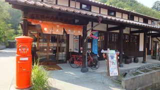 街並みにしっくりする郵便局です