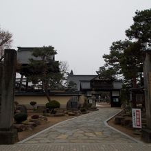 円光寺入口。シンボリックな山門と鐘楼が見えます。