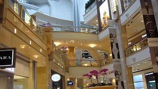 ブランド品が揃う。フードコートも充実