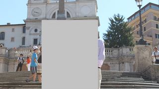 階段に座る人、ながめる人……