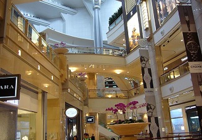 ショッピングモール内部。