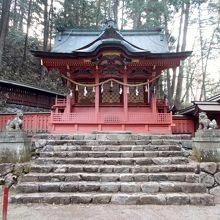 拝殿右手奥にある色鮮やかな富士神社社殿。