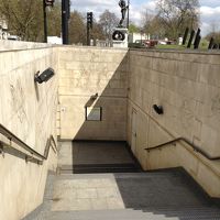 地下鉄ハイドパークコーナー駅からホテルまでの舗道の階段