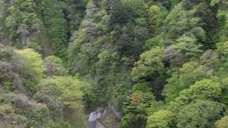 深い谷の渓谷美