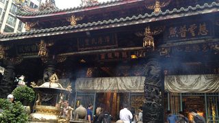 参拝者で溢れています。