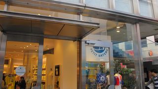 フランス発のブランドで、レディースの服のほかに、ベビー服、子供服なども使っています。