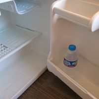 冷蔵庫には、水一本付いています。