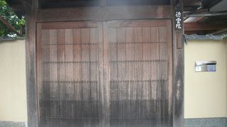 貴志康一の墓があります