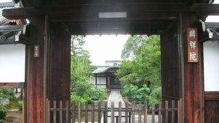 徳川三代将軍家光が春日局の香華所として建立