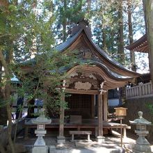 稲荷神社の左隣にある末社琴平神社。
