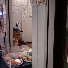 たくさんのサインが飾られています。