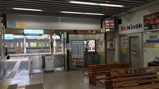 この駅、ロータリーからは、バスやタクシーが待っていて、更に、コンビニも有ります。