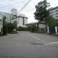 道路の入口から見た外観です。