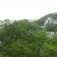 清涼館６階客室から東を見た眺めで、他の温泉ホテルが見えます。