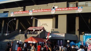 地下鉄外苑前駅からが便利、明治神宮外苑にあるラグビー専用競技場で～す。