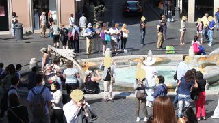 観光客でいっぱいのスペイン広場前の噴水。