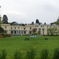 湖からホテルを見る