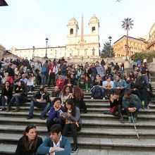 噴水はスペイン階段の下にあります